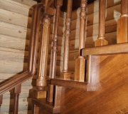 Деревянное ограждение по лестнице