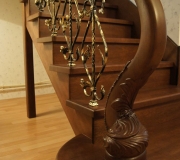 Лестница с металлическими-коваными балясинами
