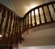 Деревянное ограждение на монолитной лестнице
