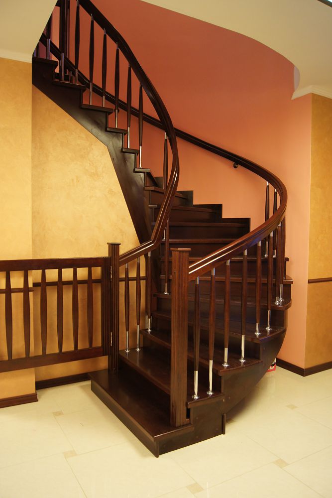 Трехмаршевая лестница с двумя площадками в Калуге на заказ