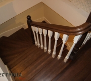 Классическое деревянное ограждение по лестнице