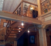 Деревянная лестница с коваными балясинами.