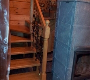 Лестница с поворотными ступенями в частном доме