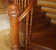 Дубовая лестница с гнутым поручнем