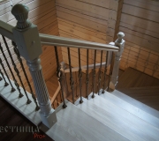 Дубовая лестница с металлическими балясинами.