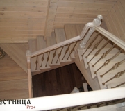 Лестница с ковкой в деревянном доме.