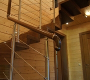 Деревянная лестница в частном доме.