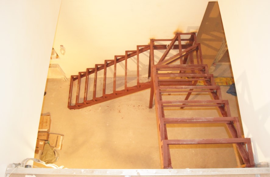 недорогие лестницы на металлокаркасе