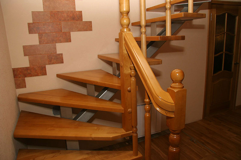 Лестница на второй этаж своими руками из дерева с поворотом на 90 градусов конструируем сами